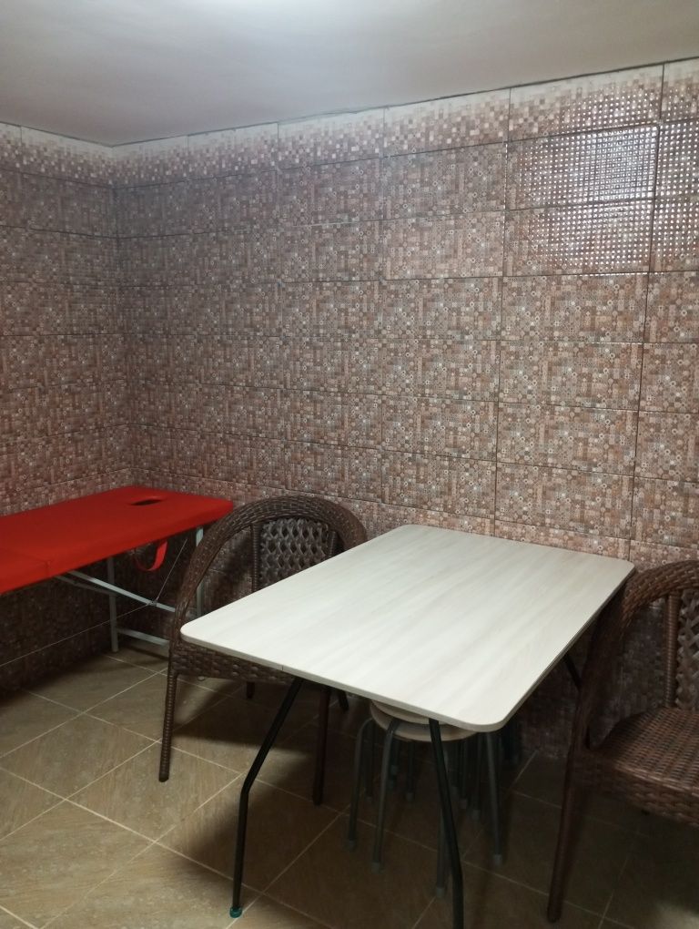 Продам стол на железном каркасе