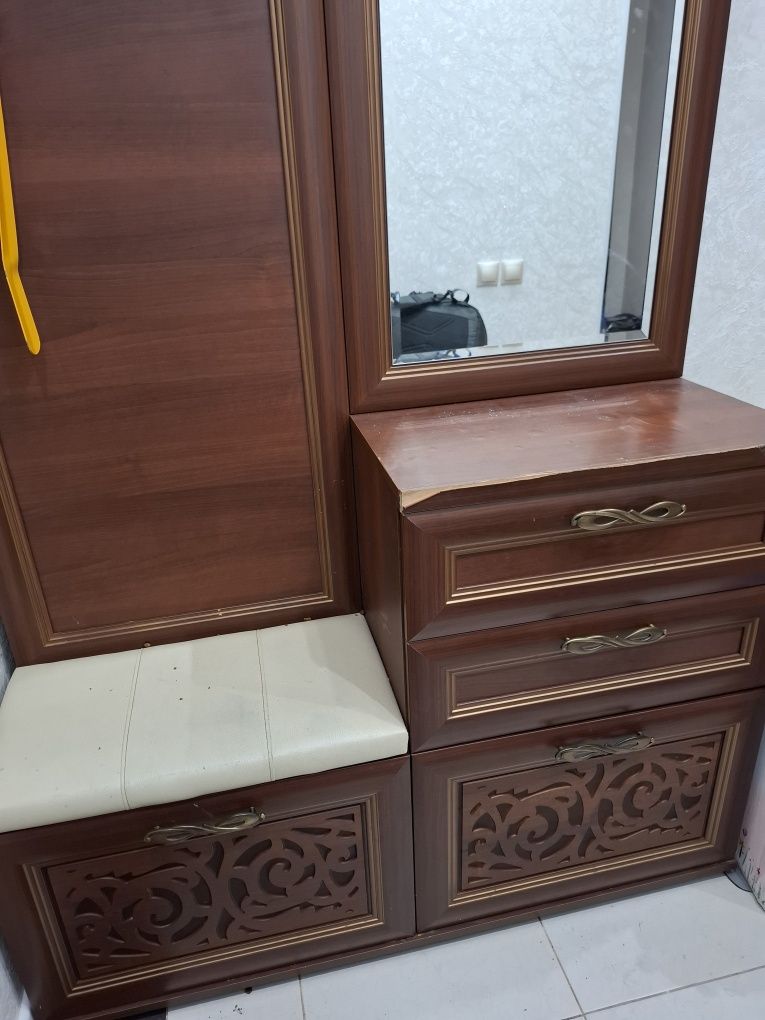 Продам прихожую мебель