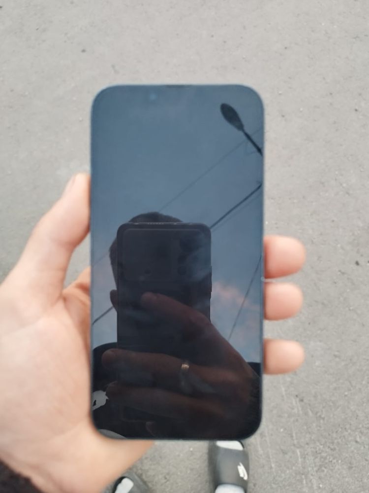 Продам Iphone 13