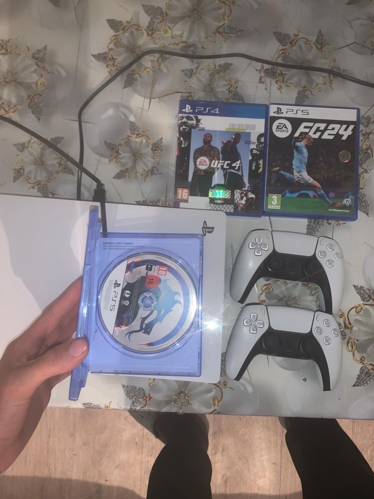 PlayStation 5 + 3игры в отличном состоянии