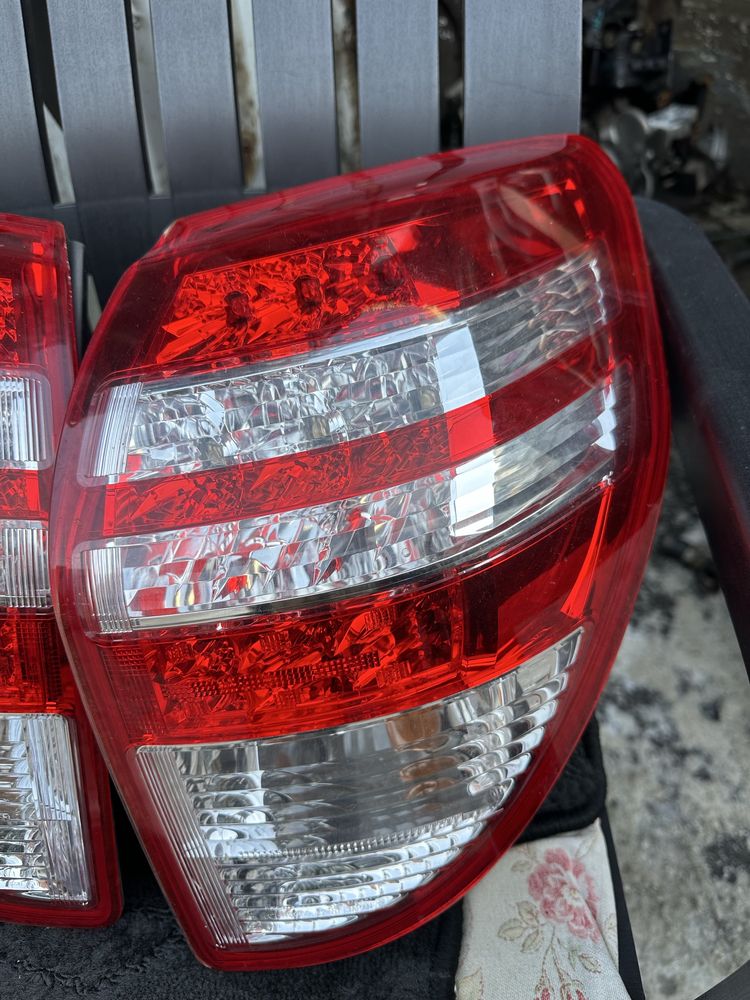 Задние фонари на Toyota RAV 4
