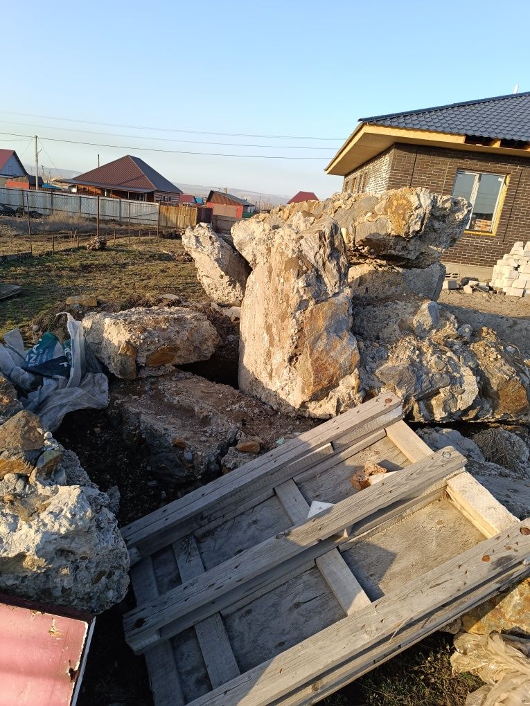 Бетонные блоки  разного размера