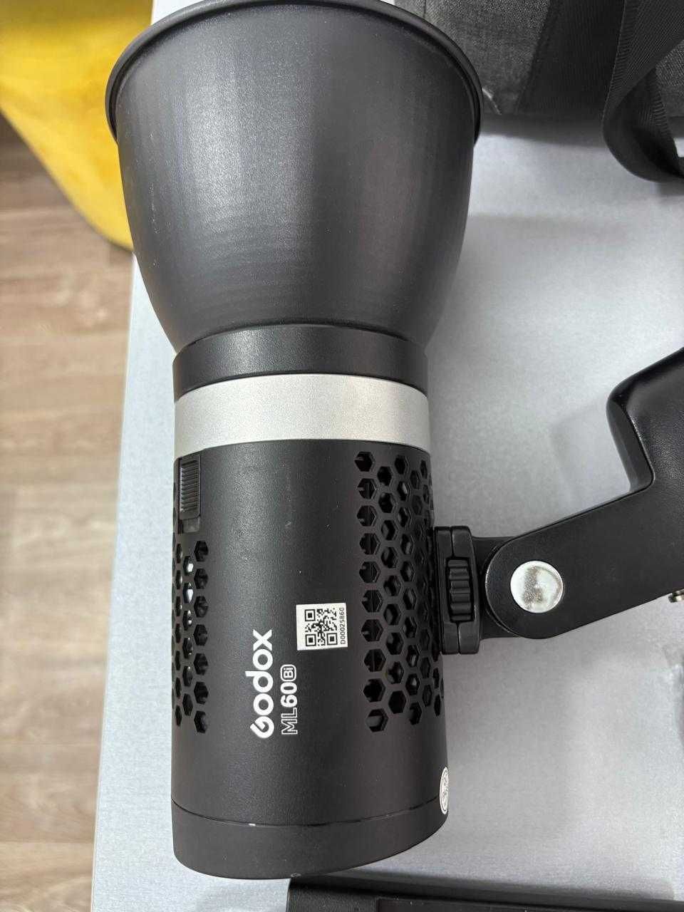 Продается направлающий светодиодный Godox ML60Bi! Стойка в подарок!