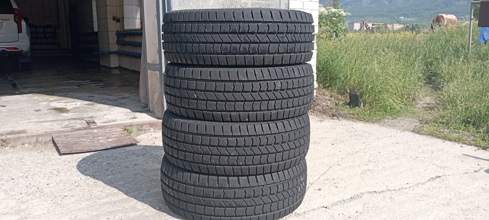 Продам шины 12.5/35 R15