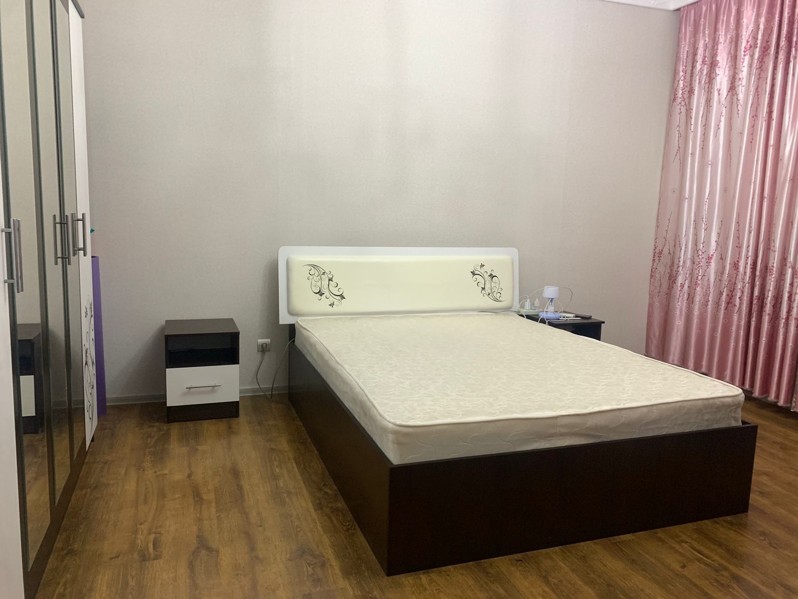 Шифоньер, туалетный столик, кровать с матрасом, две тумбочки