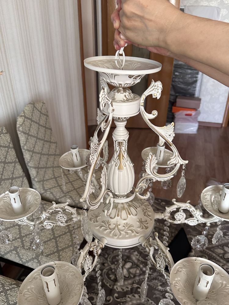 Продам стильную классическую люстру