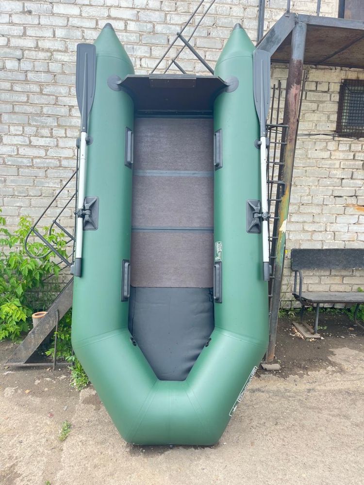 Продам лодку в комплекте с мотором  состояние идеальное в комплекте !!
