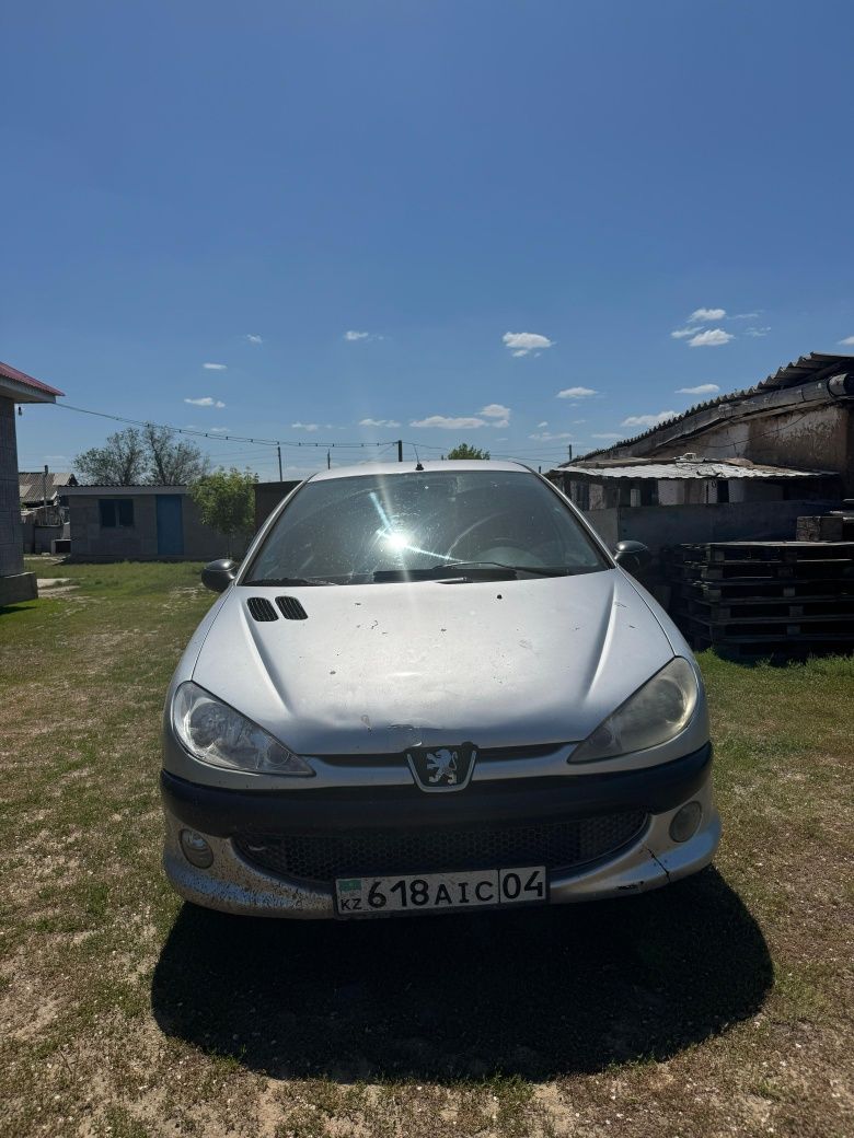 Peugeot в отличном состоянии,не битый
