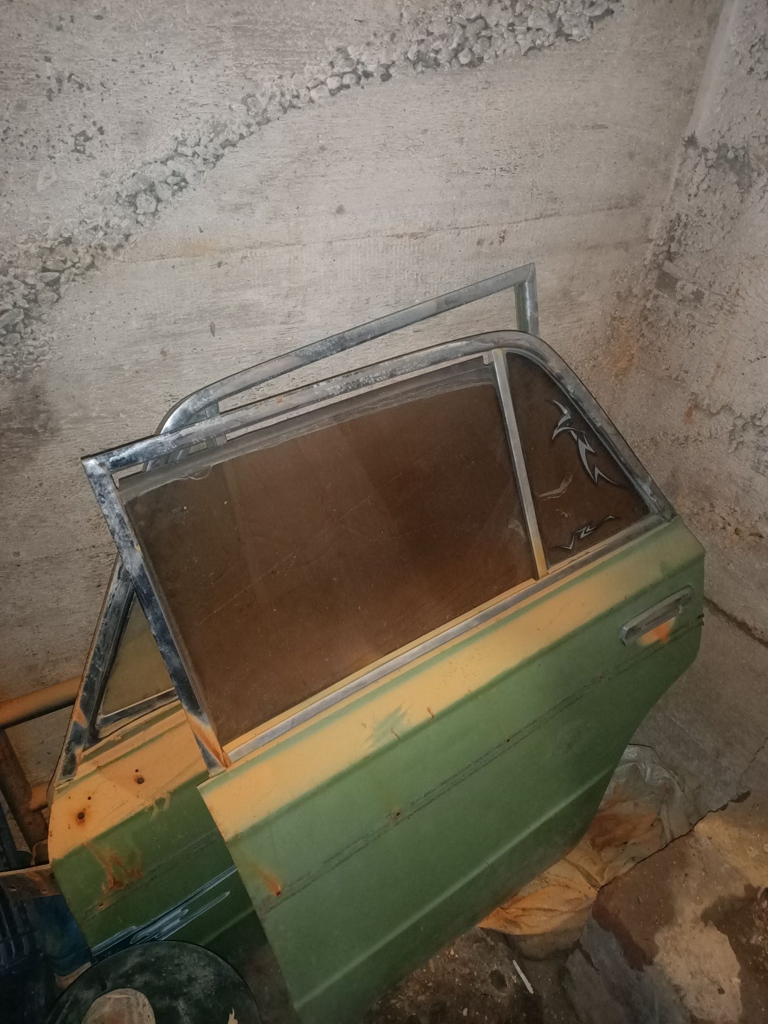 Продам двери левые.