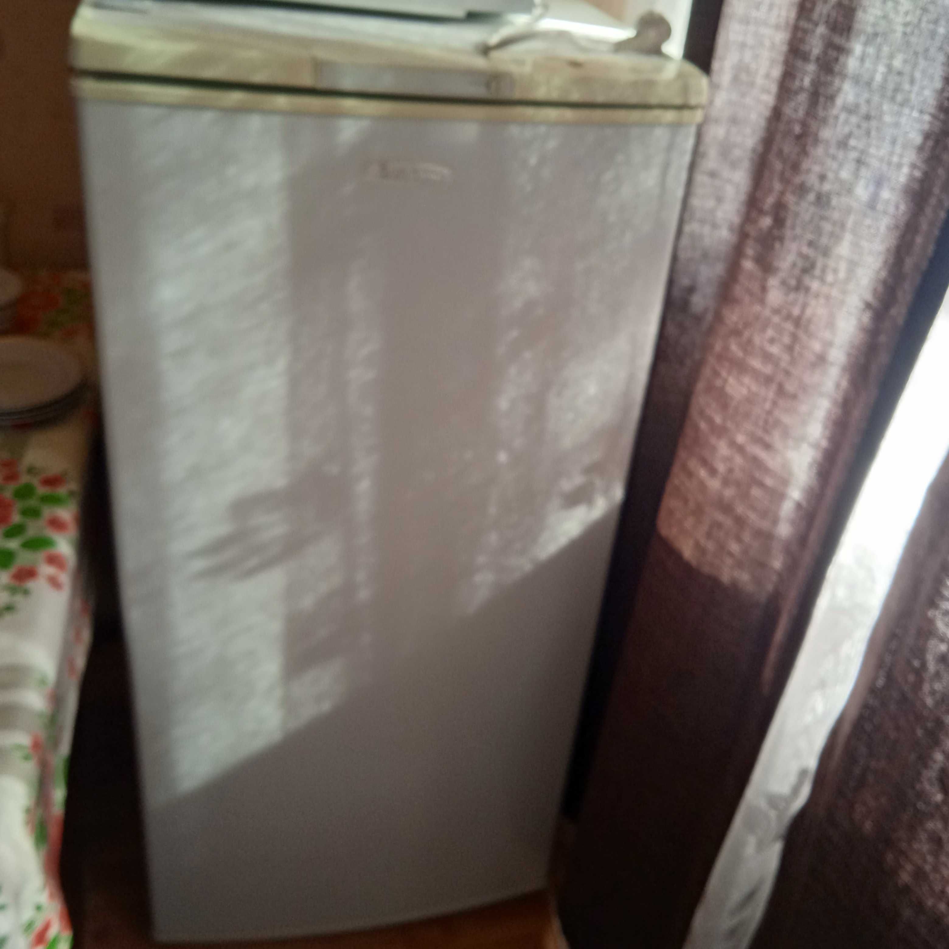 холодильник бу, все работает, не шумит, чистый
