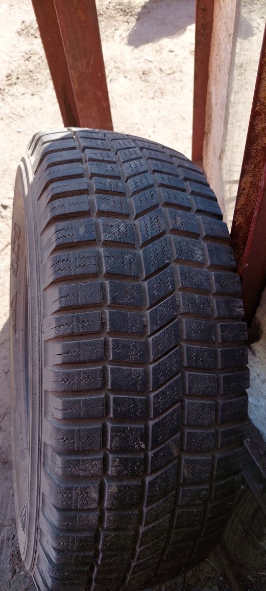 Шина R16. 255/65 от джипа