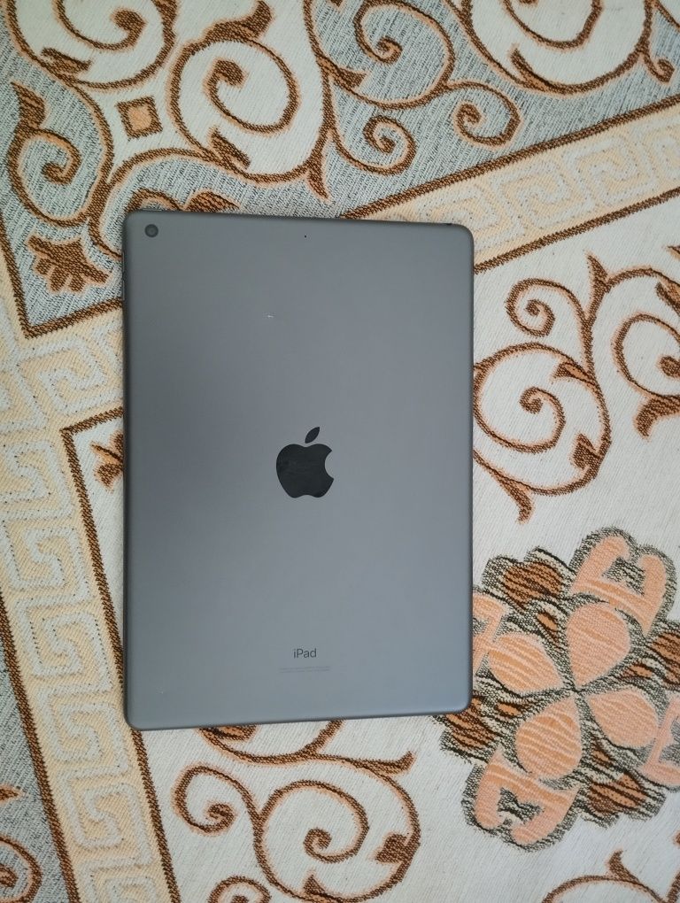 Продаю iPad 9-го поколения (2021), Wi-Fi, 64 ГБ.  
Почти как новый — к