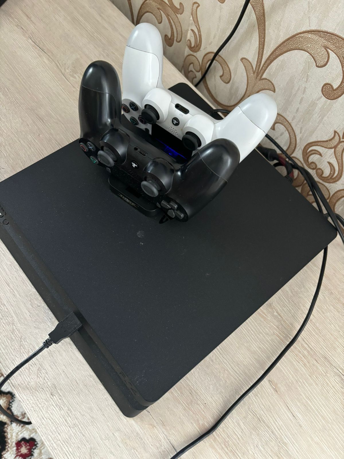 Playstation 4 slim 1TB 400+ игр по подписке, 2 геймпада,рдр 2 и диски