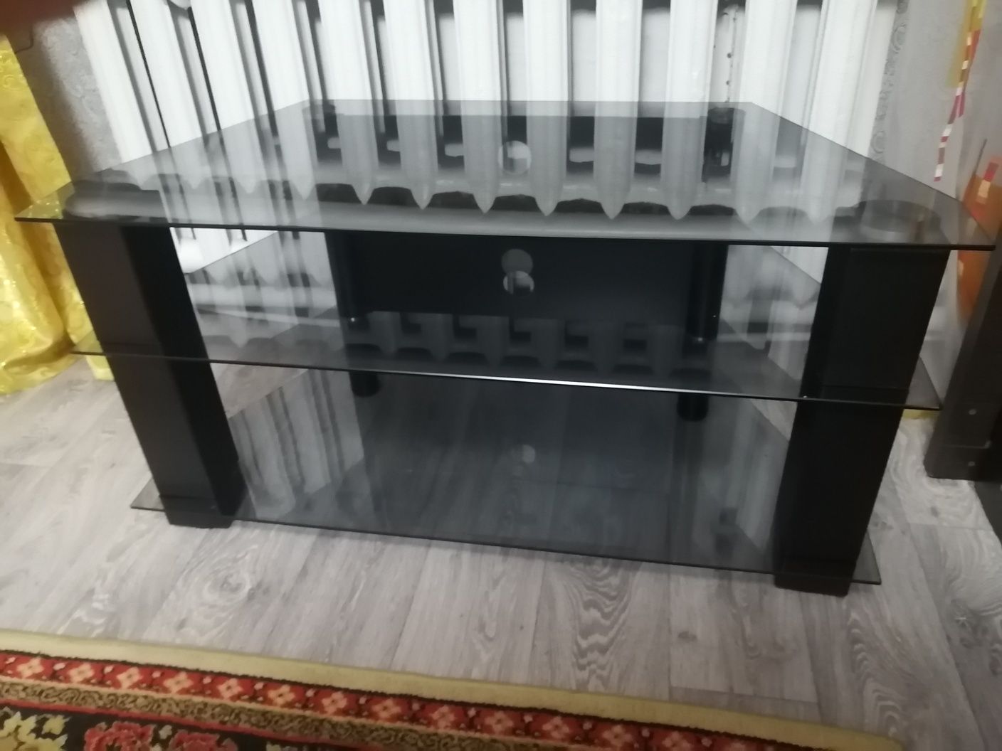 Продам столик для ТВ