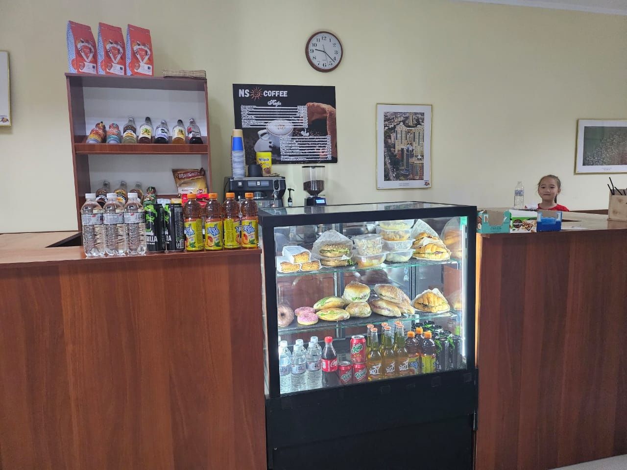 Продаётся кофемашина, витринный холодильник