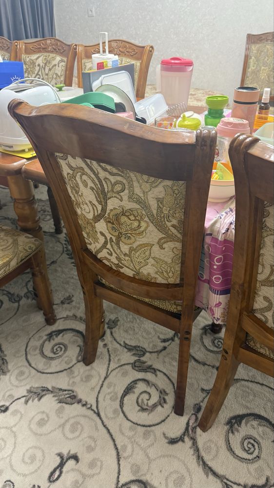 Стол и стулья для гостиной
