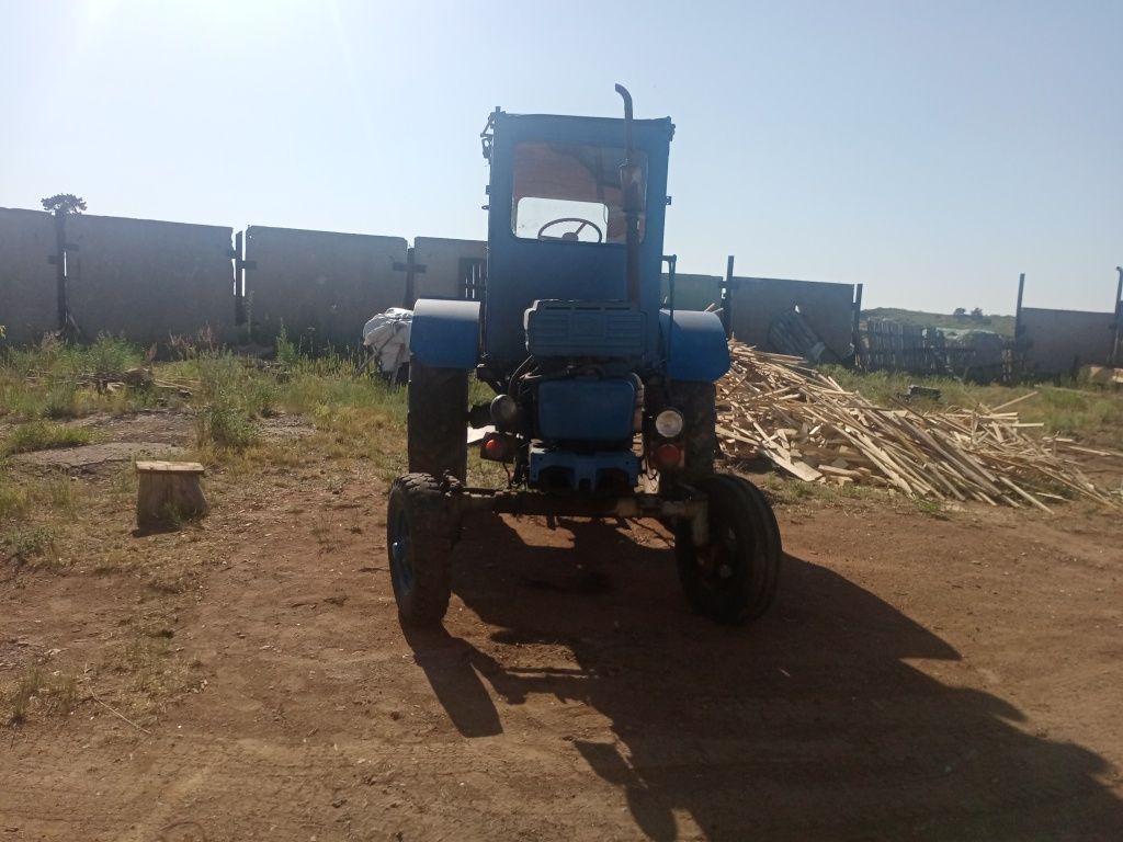 Продам трактор Т-28 + к тратору циркулярка + ЗИЛовский прицеп площадка