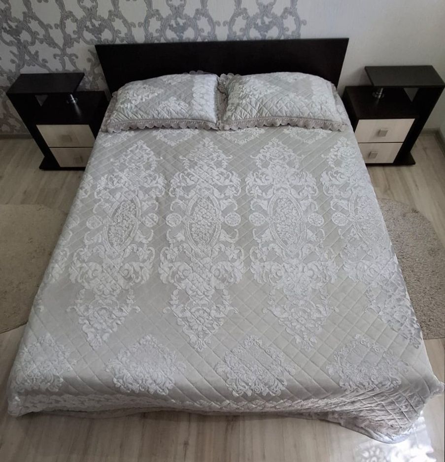 Продам кровать с матрасом и двумя тумбами.