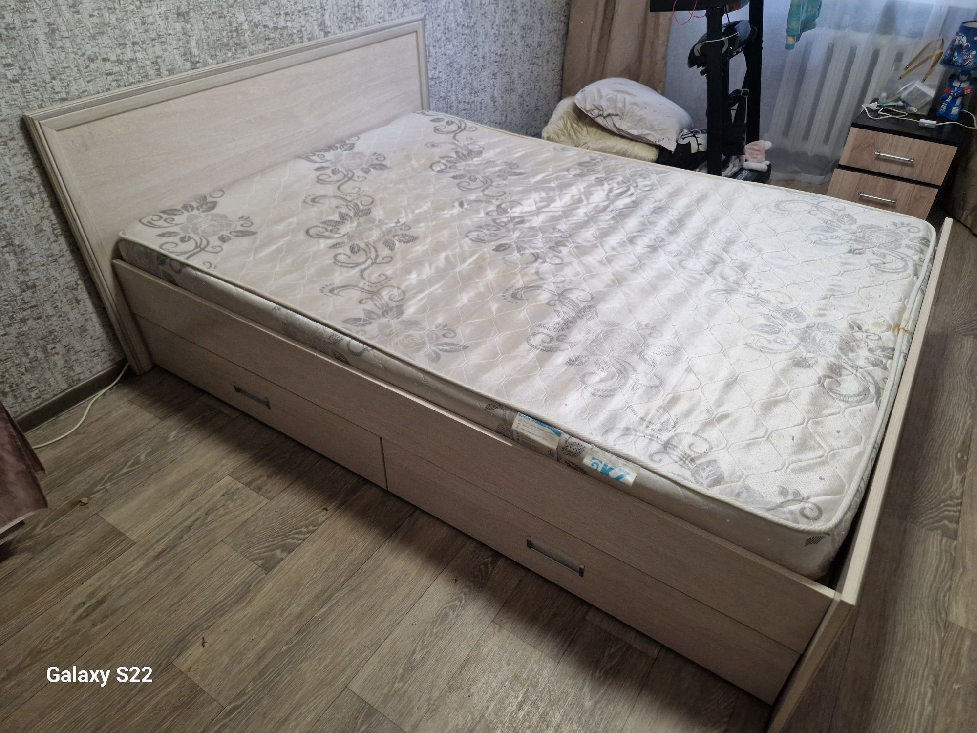 Продам кровать двуспальную 140/200