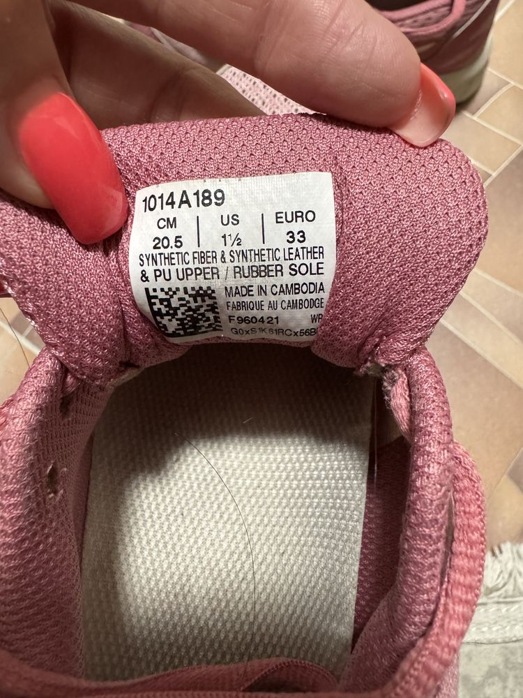 Продам кросовки на девочку ASICS