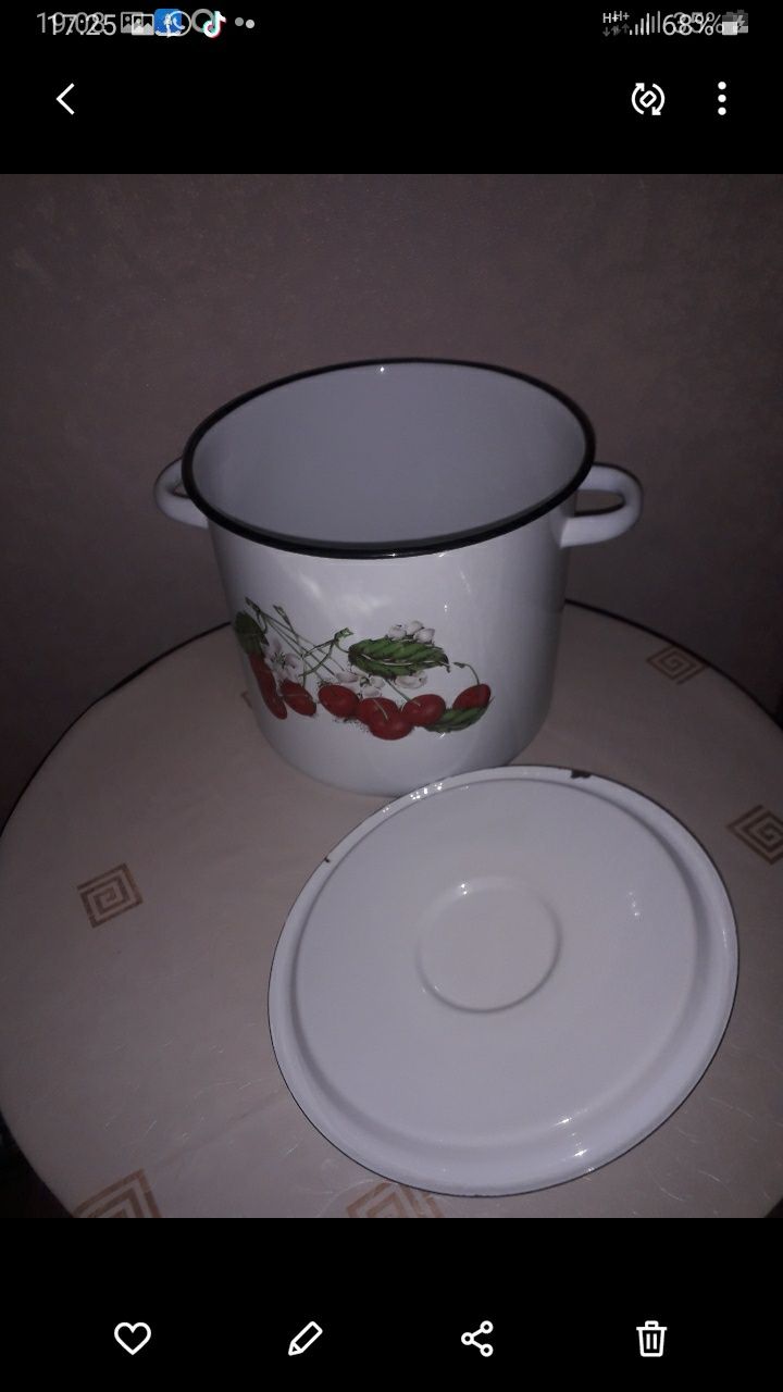 Продам эмалированные: кастрюля,чайник и пластиковые ковшики-2шт.