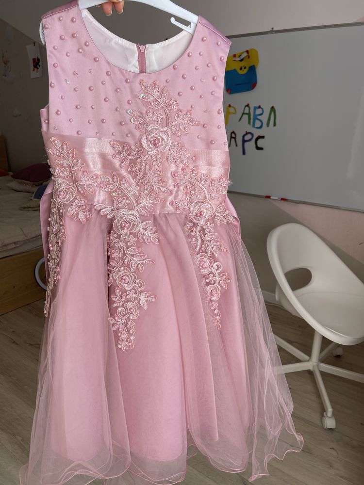 Продам платье для девочки 5-8 лет