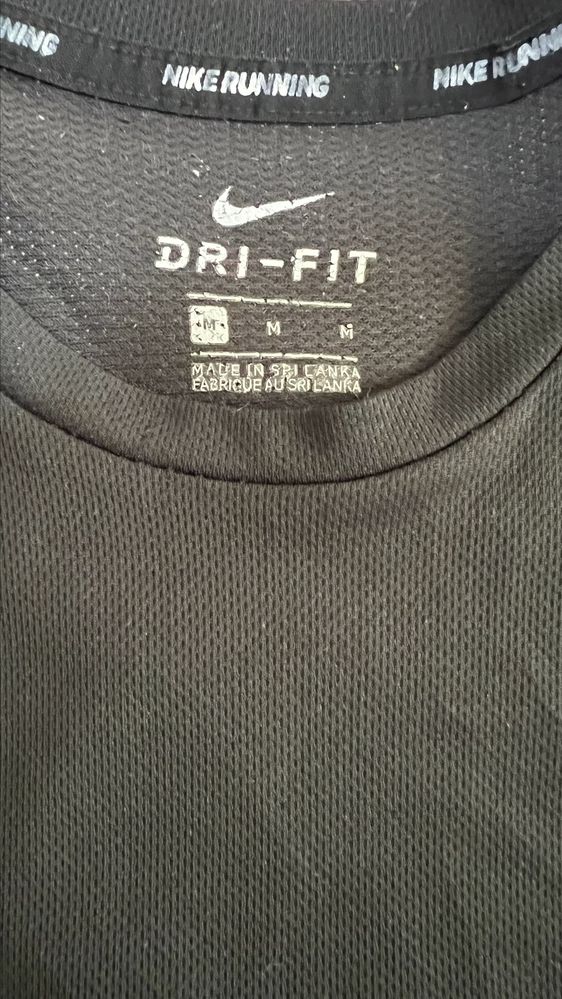 Черная футболка Nike