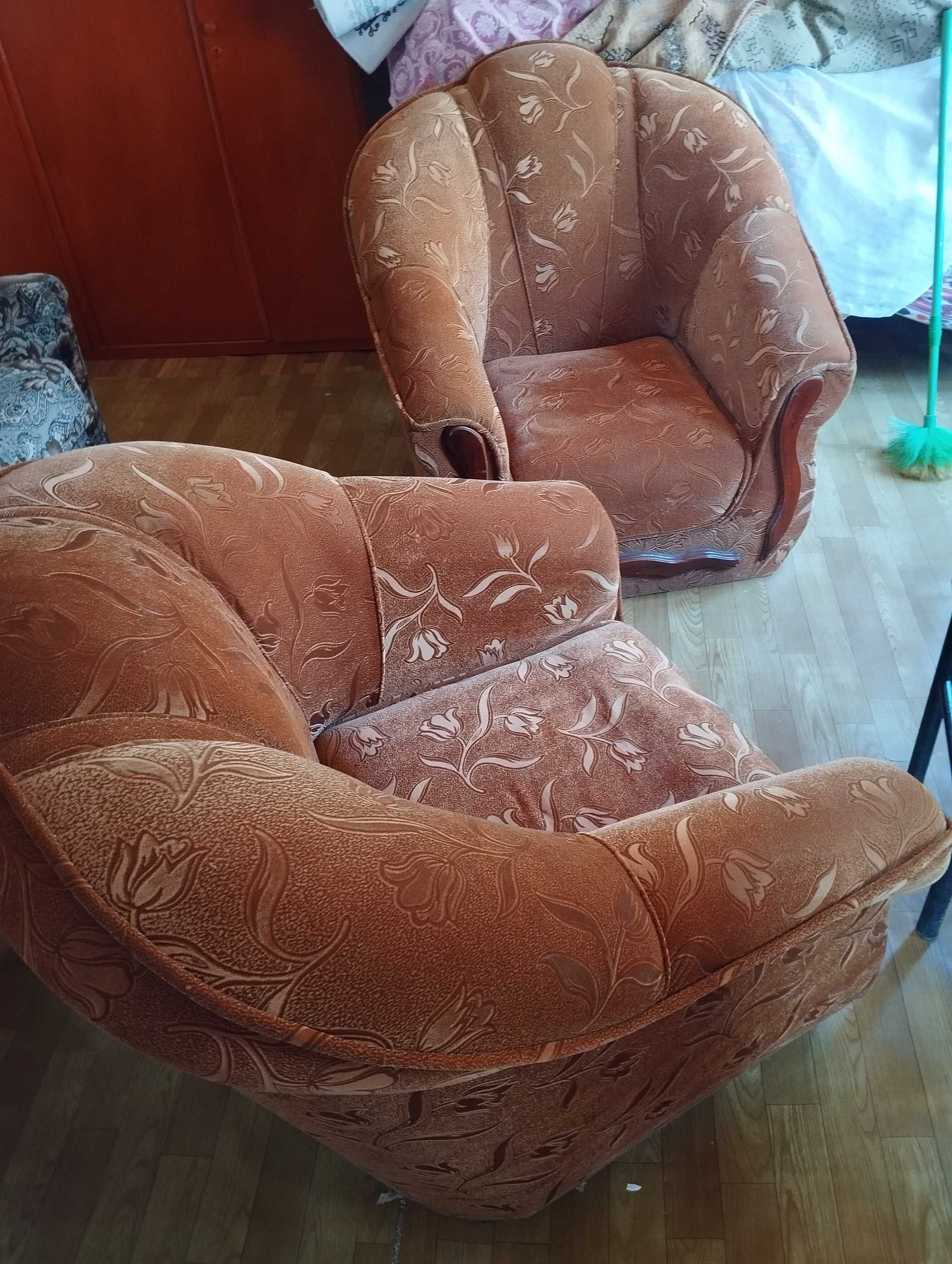 Кресло 2 штуки общий 10 тысяч