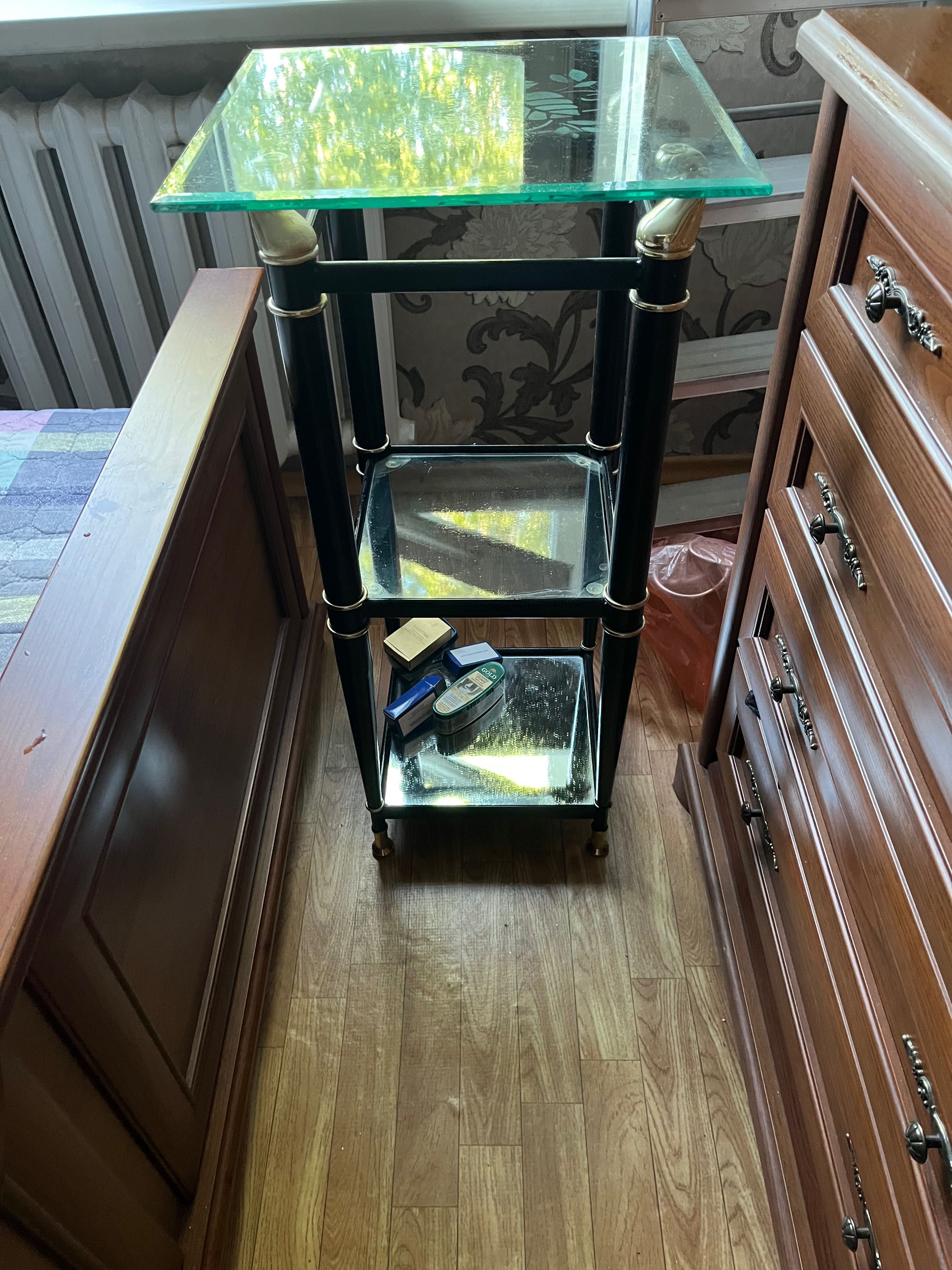 Продам стеклянную этажерку