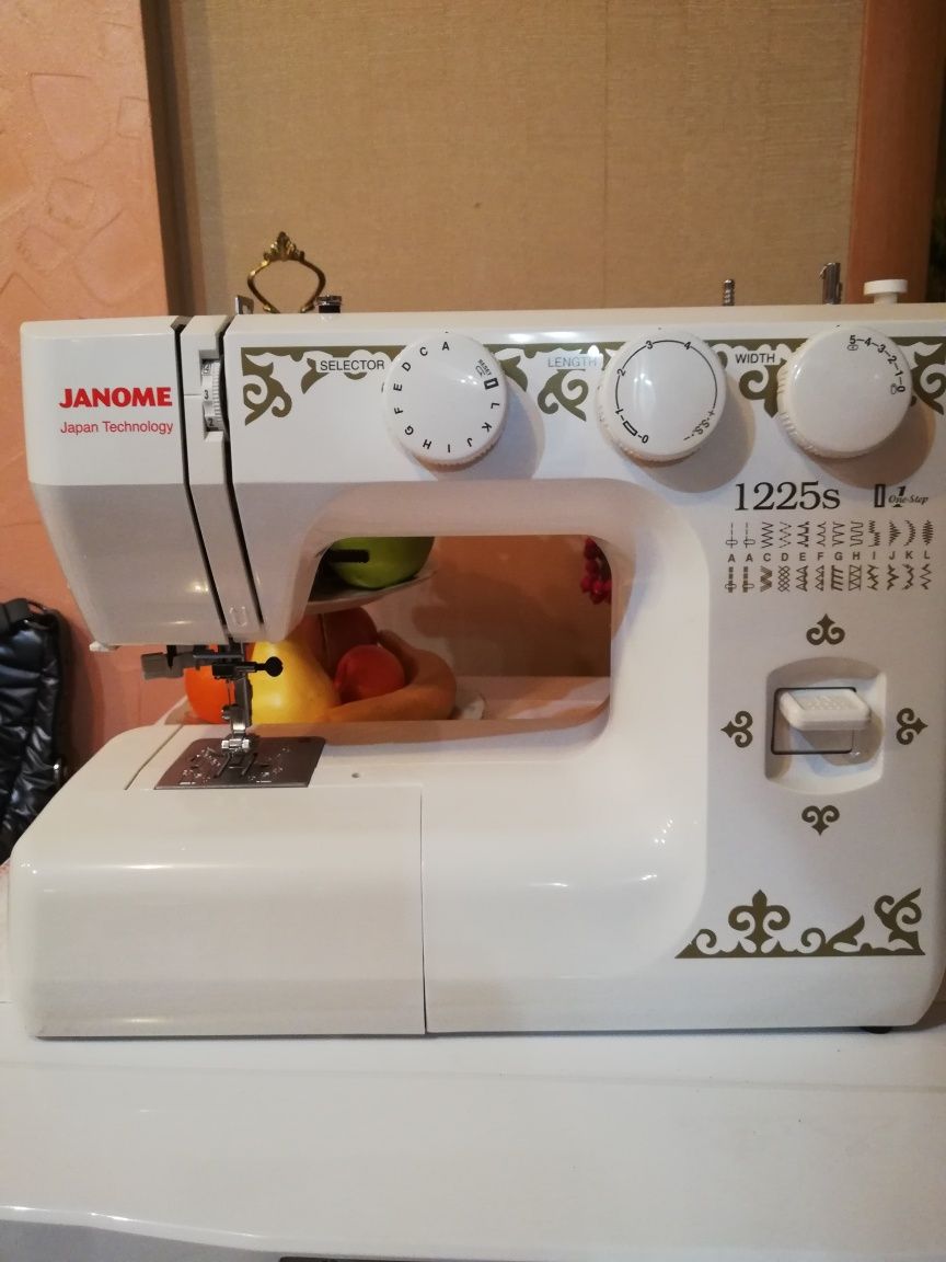 Продам швейную электрическую машинку