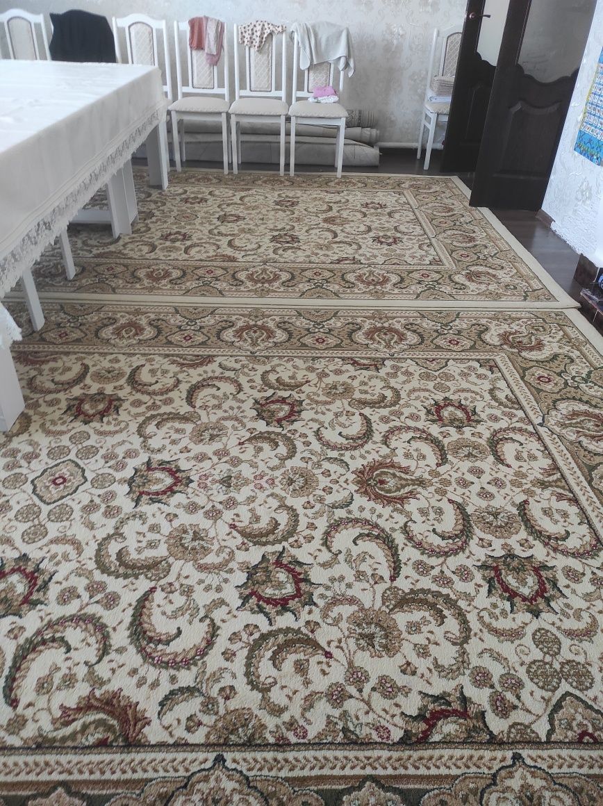 Продаётся ковёр 2 штуки в наличии, размер 4х2,5
