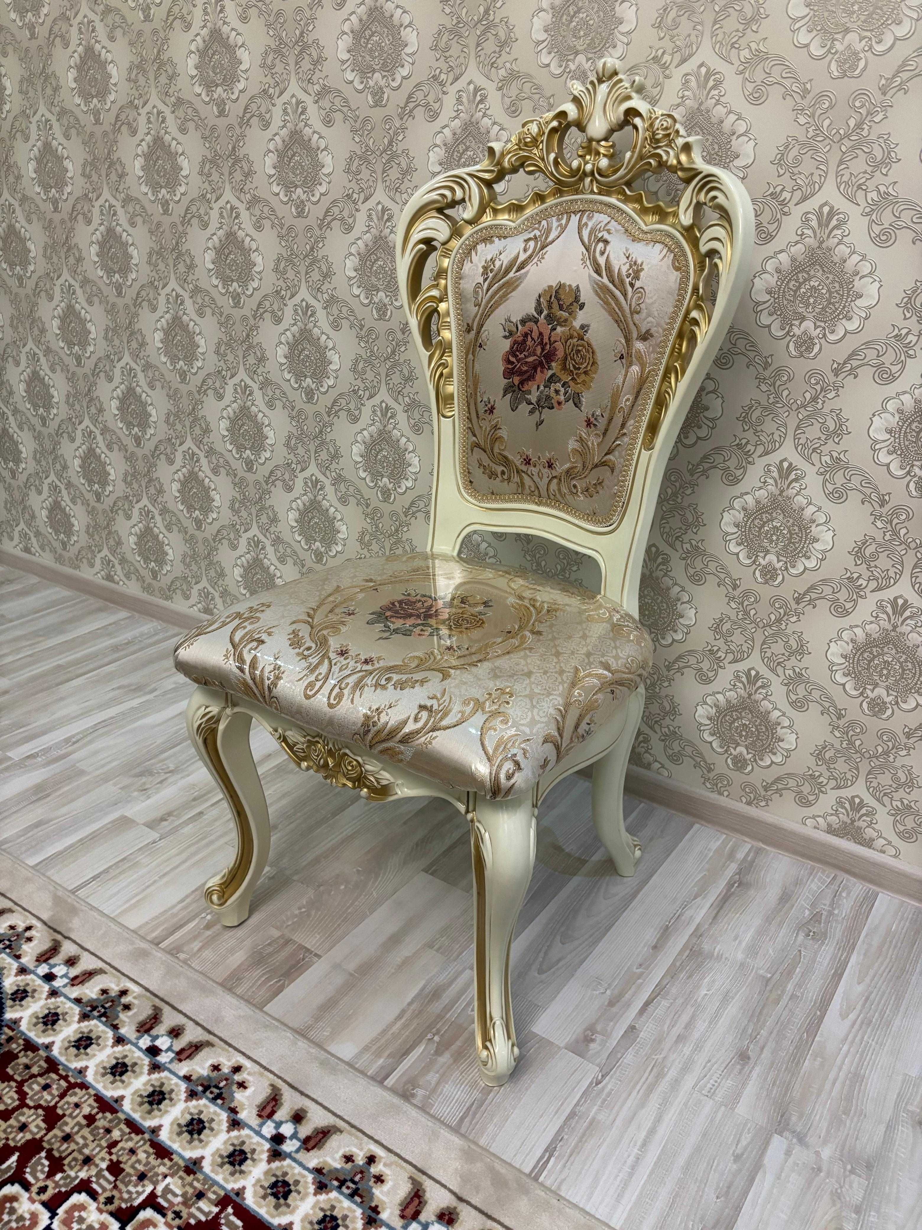 Стол со стульями