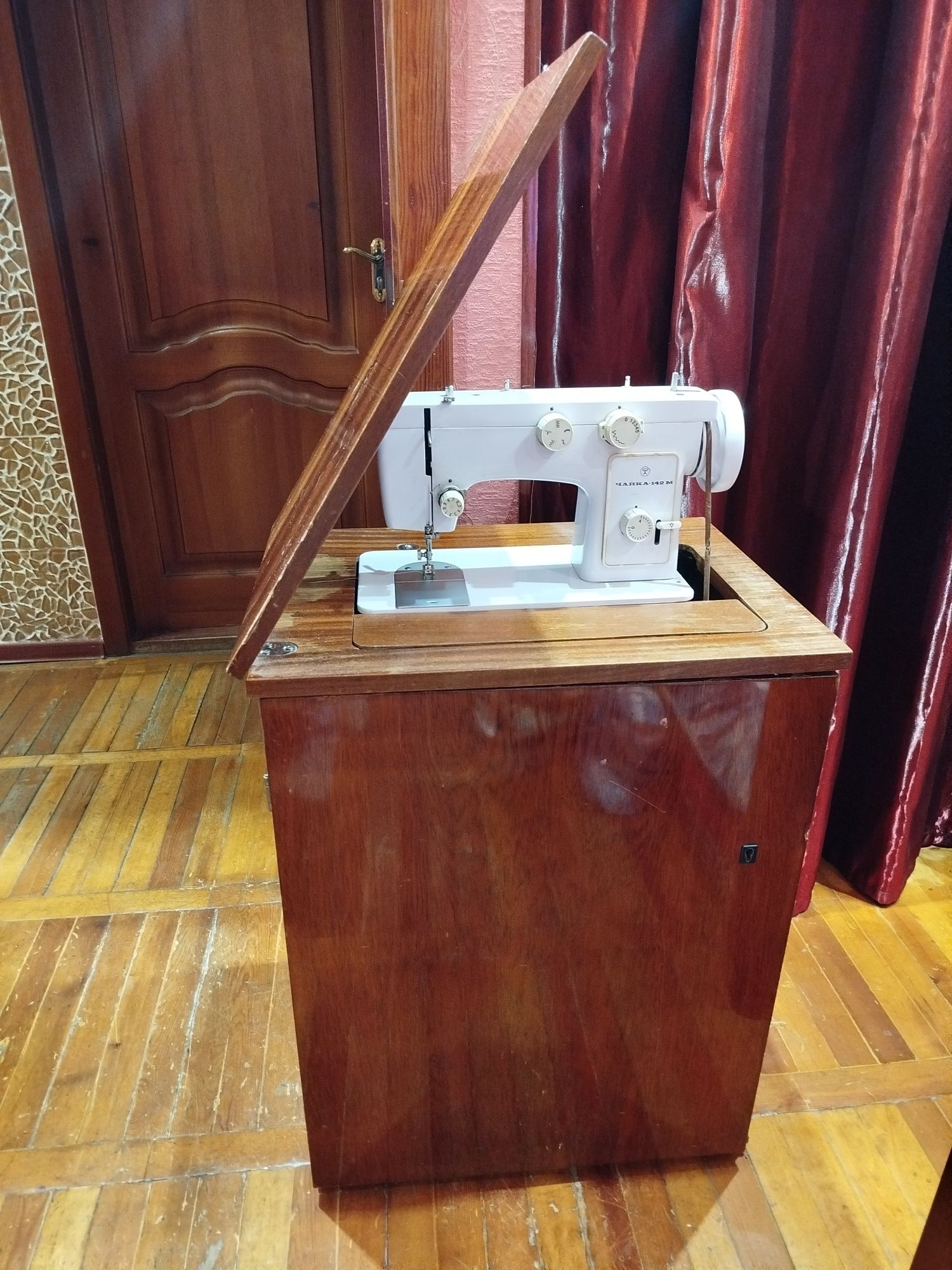 Продам швейную машинку Чайка