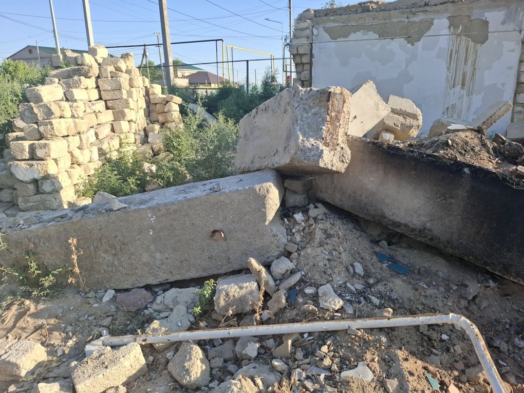 Б/У ақ тастар сатылады, және битон блоктар бар  1м, 2м, бұзылған үйдің