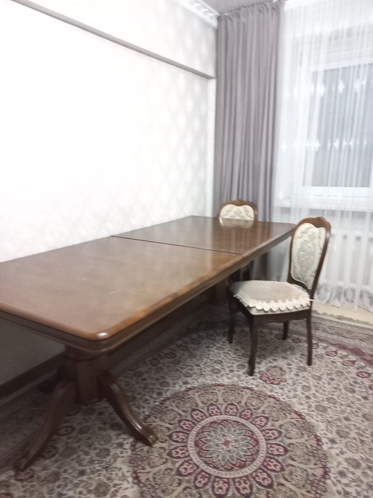 Стол для гостей в отличном состоянии