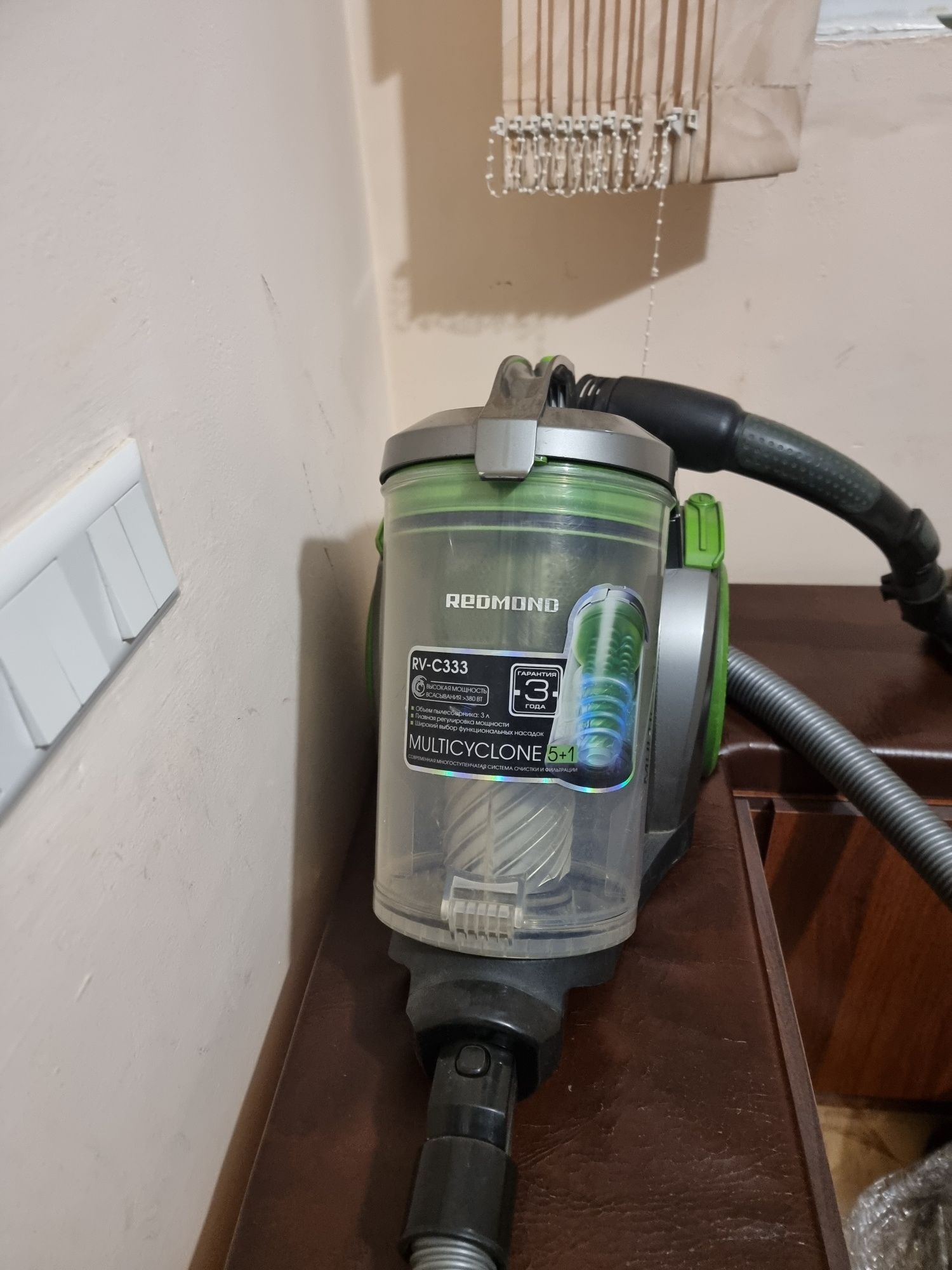 Пылесосы Samsung и Redmond.