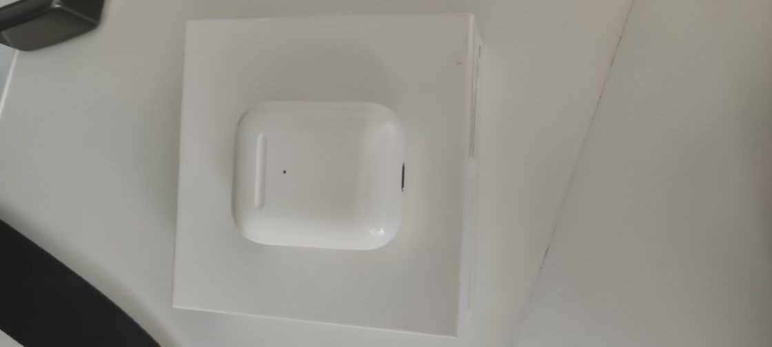 Продам оригинал кейс от airpods 2 с беспроводной зарядки