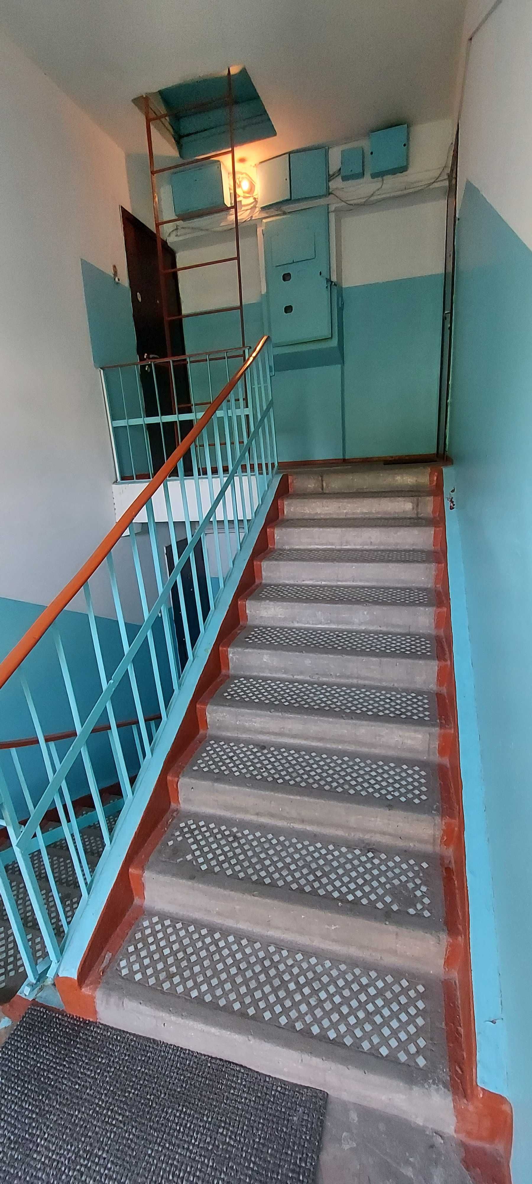 продам 4-ёх комнатную квартиру, Алматы,Аксай-3а, д.63. НЕ угловая