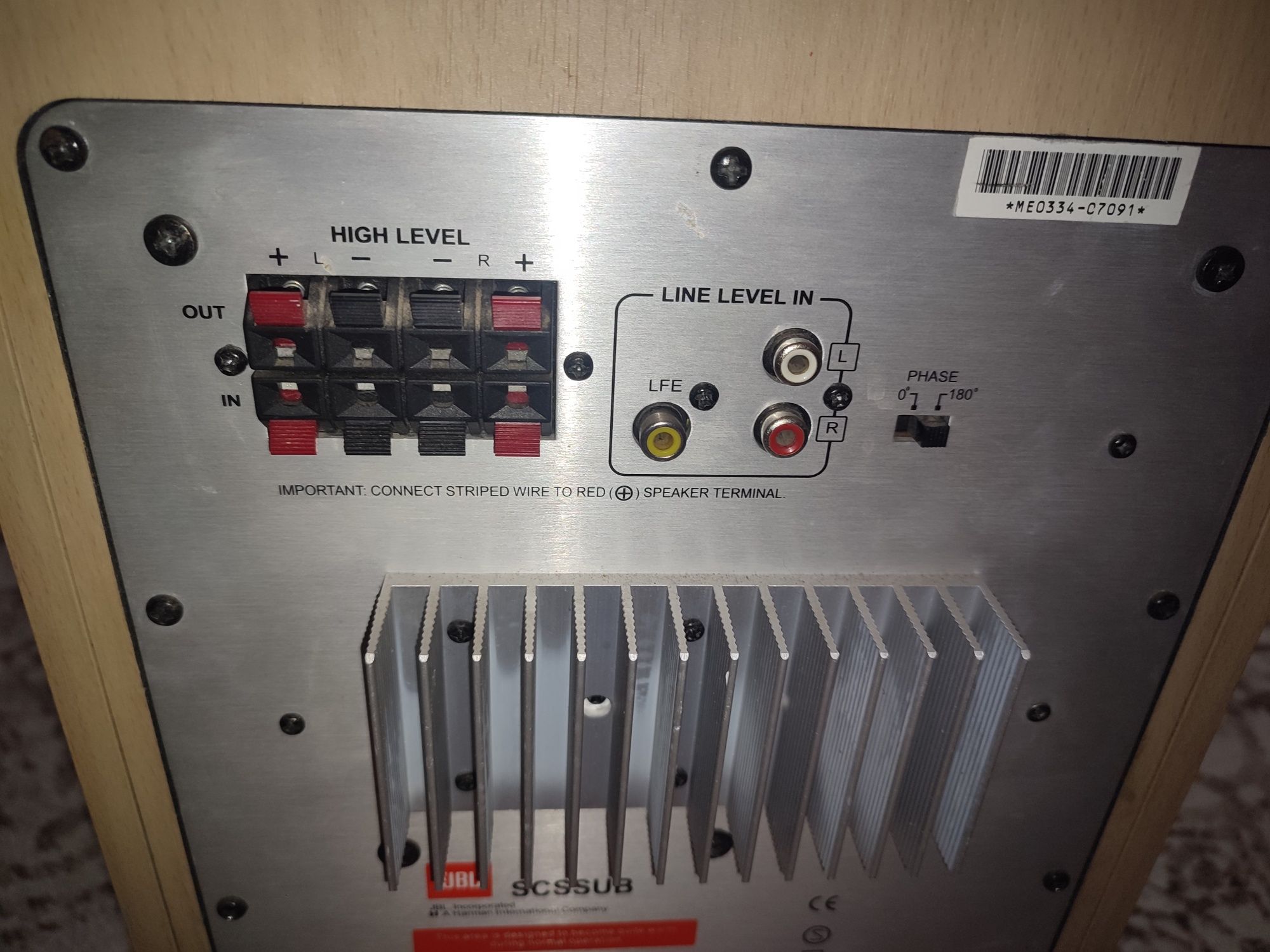 Продам сабвуфер JBL SCSSUB