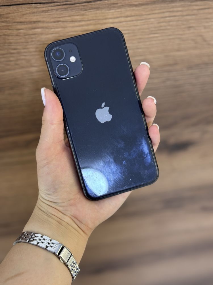 IPHONE 11.         В подарок наушник