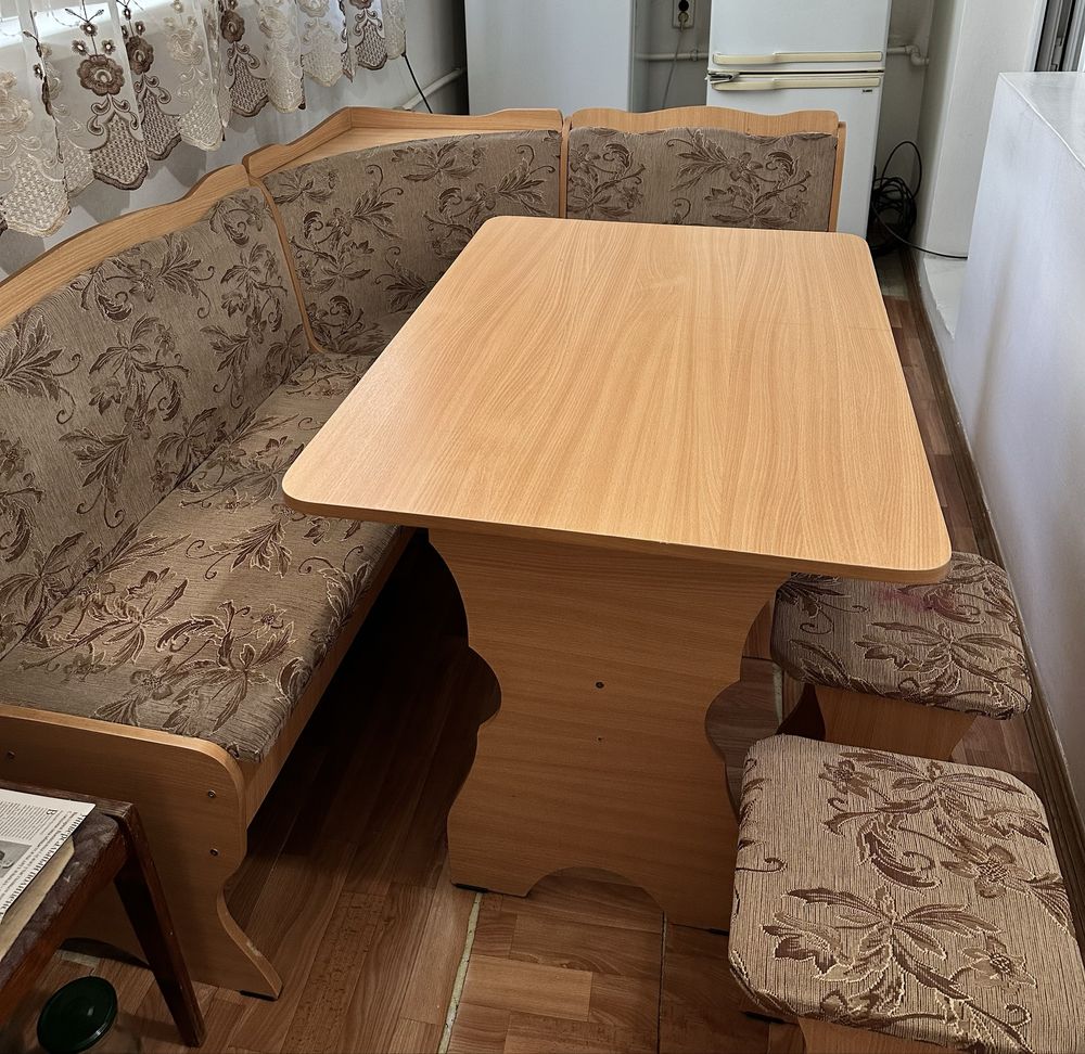 Кухонный уголок + 2 табуретки + стол