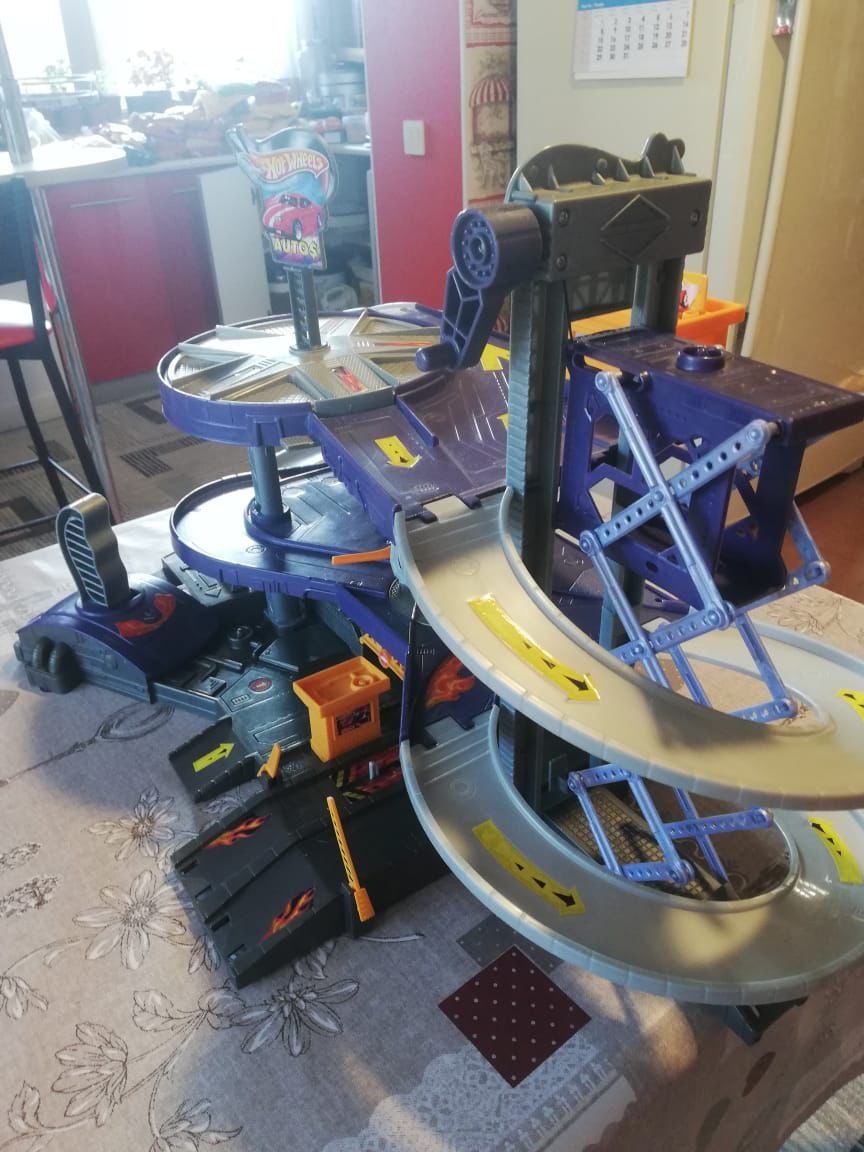 Продается парковка Hot Wheels