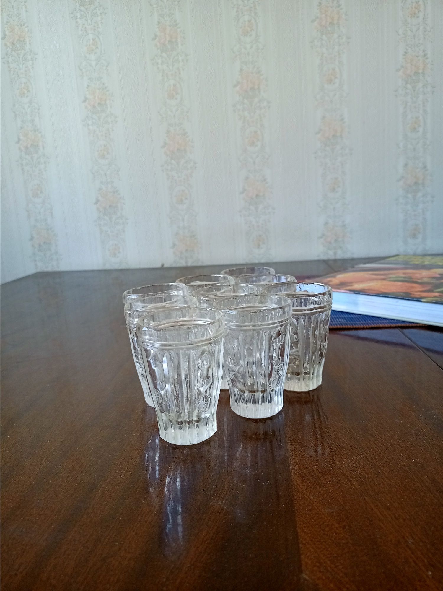 Стаканы и горшочки тарелки