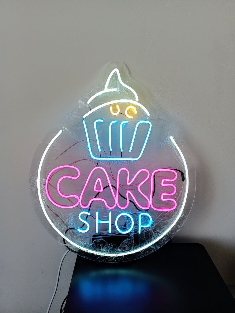 Неоновая вывеска "Cake Shop"