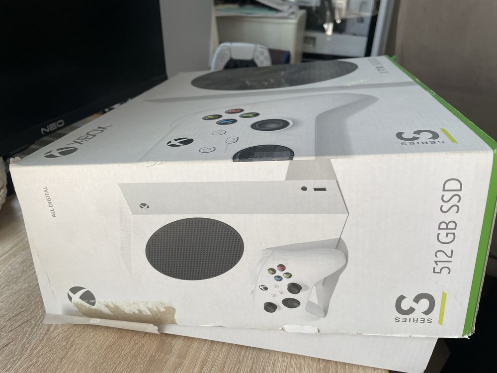 Xbox series S с геймпадом и ориг коробкой и с сменными аккумулятороми