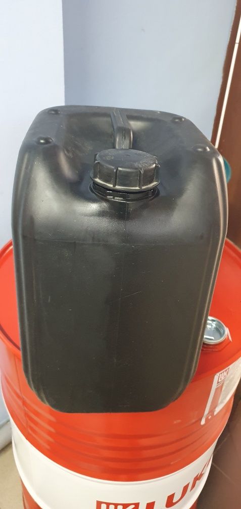Продам канистры 20 л из под моторного масла ,1000 тг