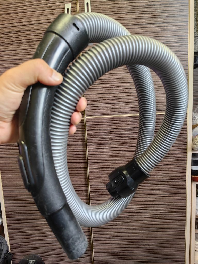 Продам щетку для пылесоса Artel. Насадки, шланг, трубку, корпус, колёс