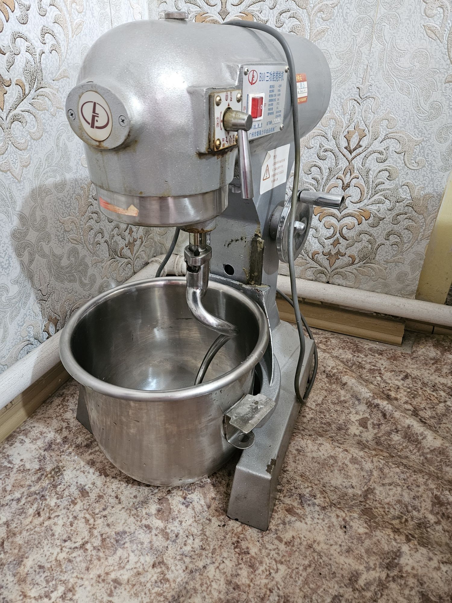 Продам тестомес на 10 литров