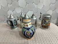 Пивные кружки и кувшин для вина.