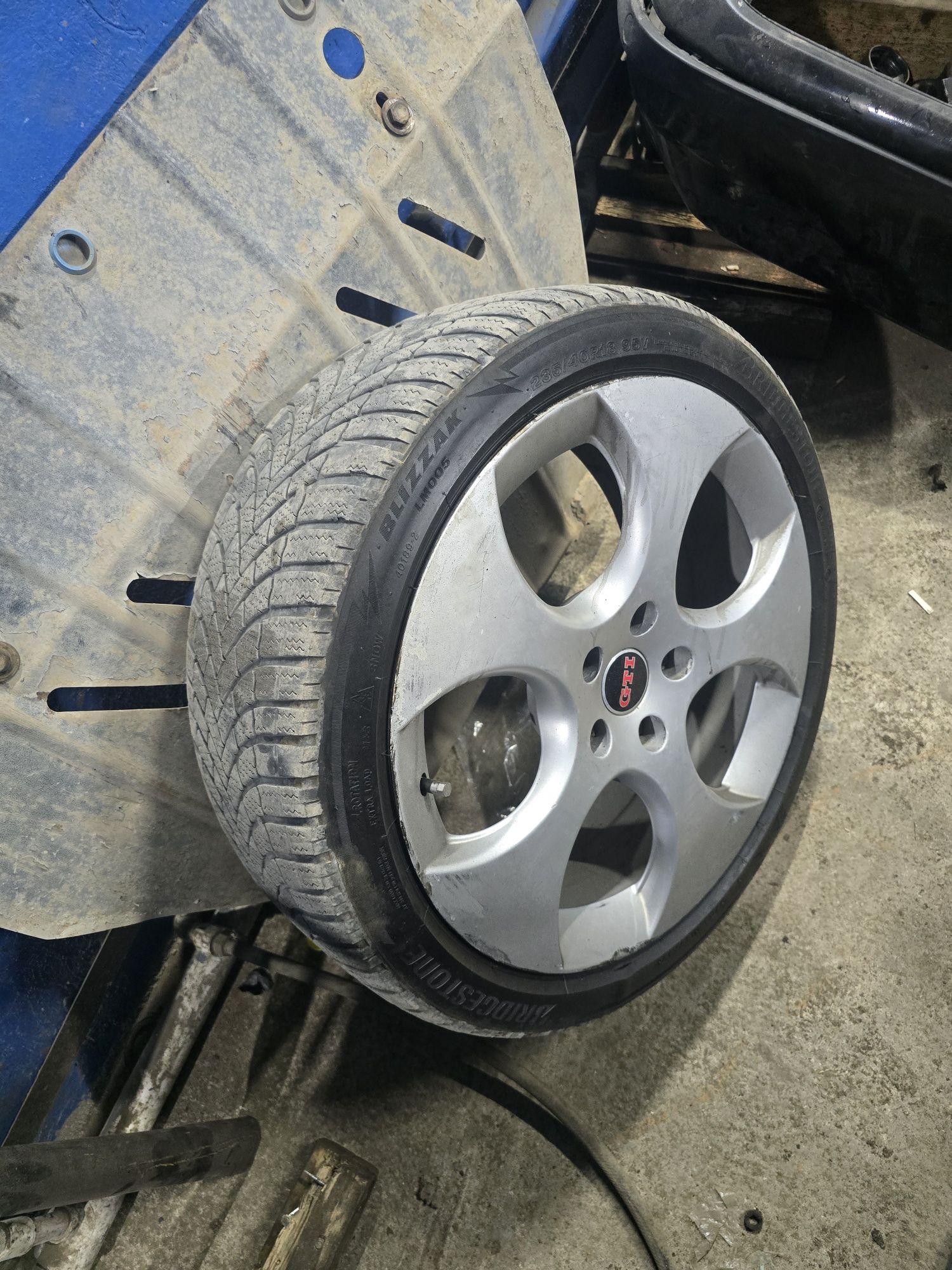 Продам диски с шинами R18
